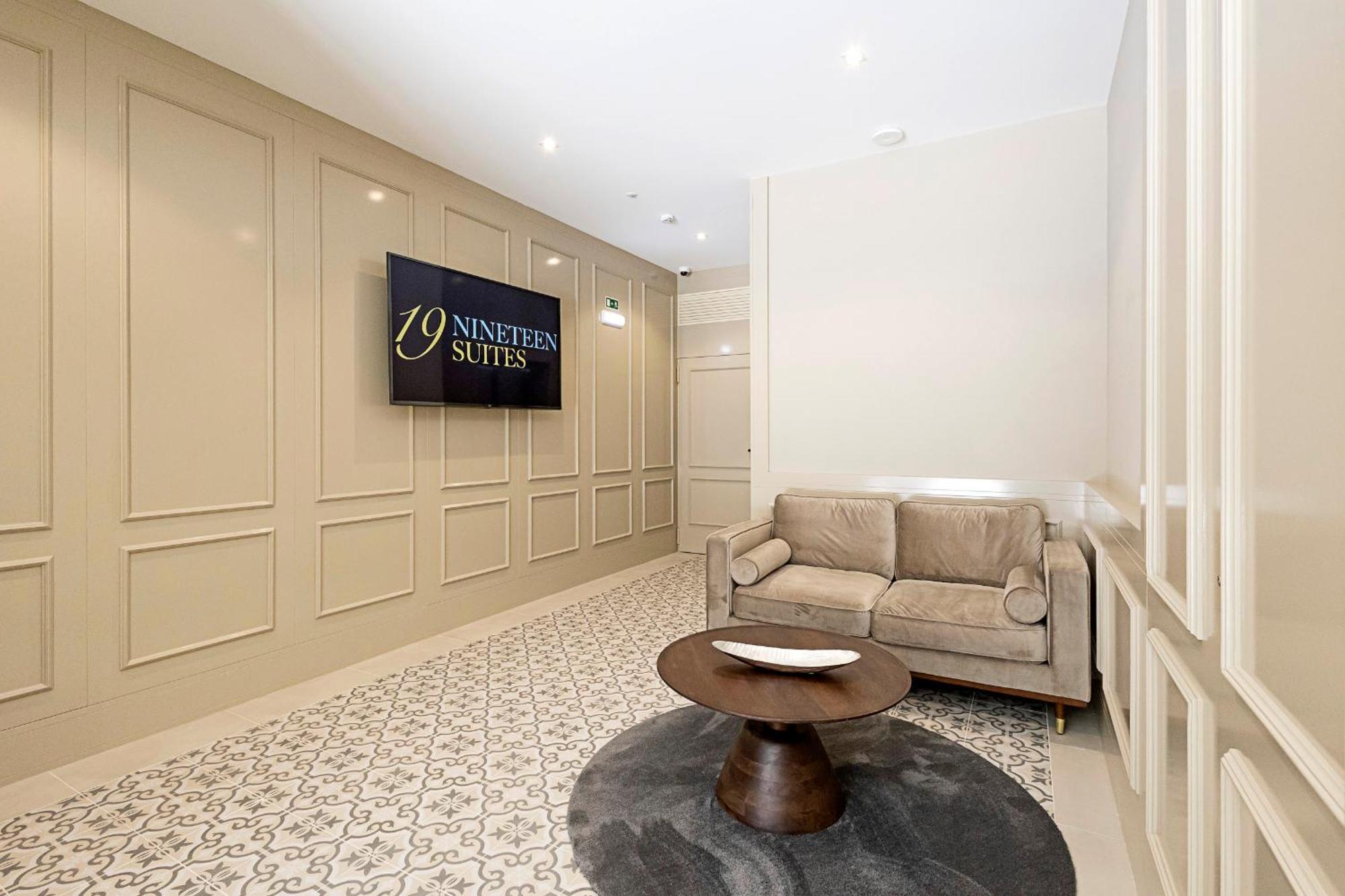 19 Nineteen Suites - Espinho エスピーニョ エクステリア 写真